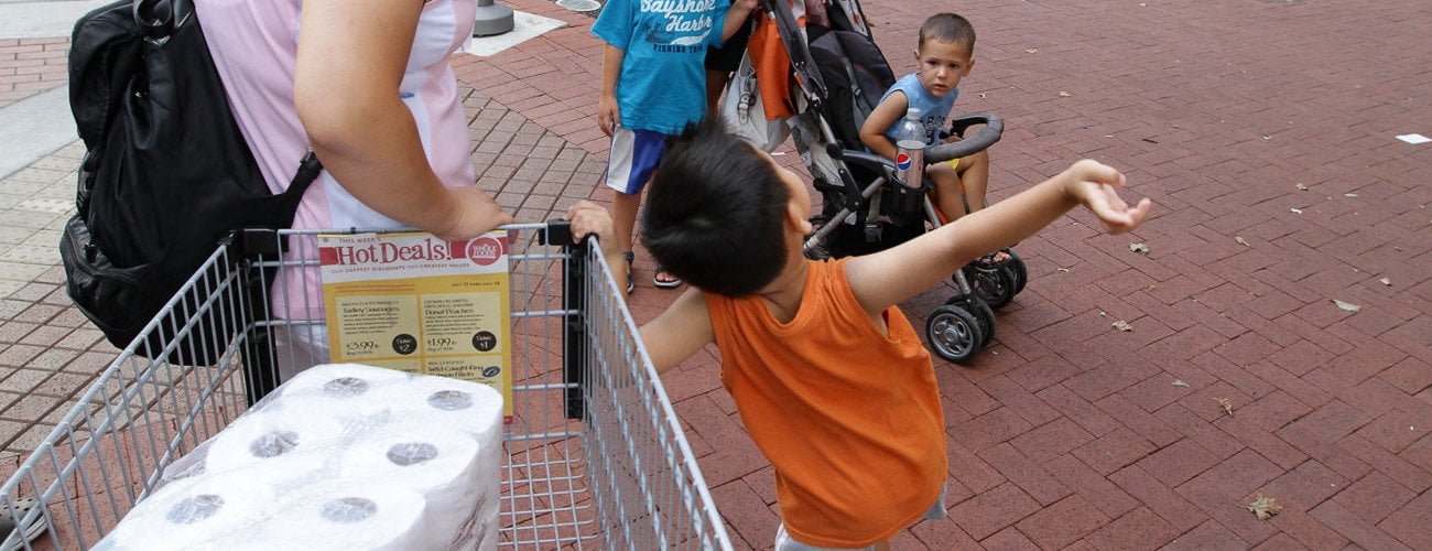 JihoNation jiho sohn baltimore photography 0001 IMG 9462 toilet paper shopping cart family